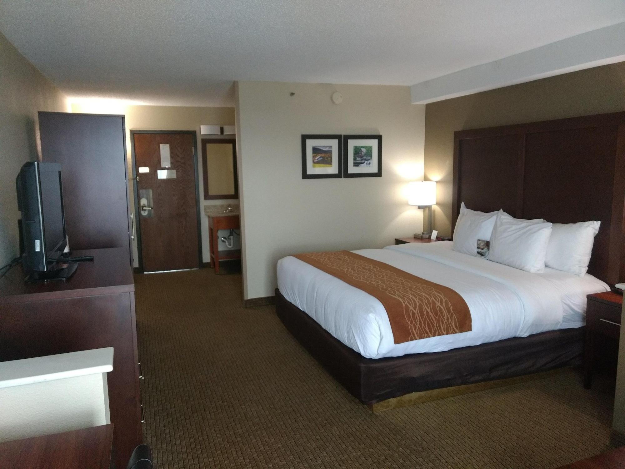 Comfort Inn & Suites Near Danville Mall Экстерьер фото